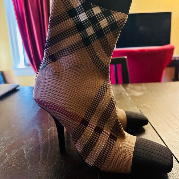 Burberry Black and Tan Women's Heels - Picture 6 of 7